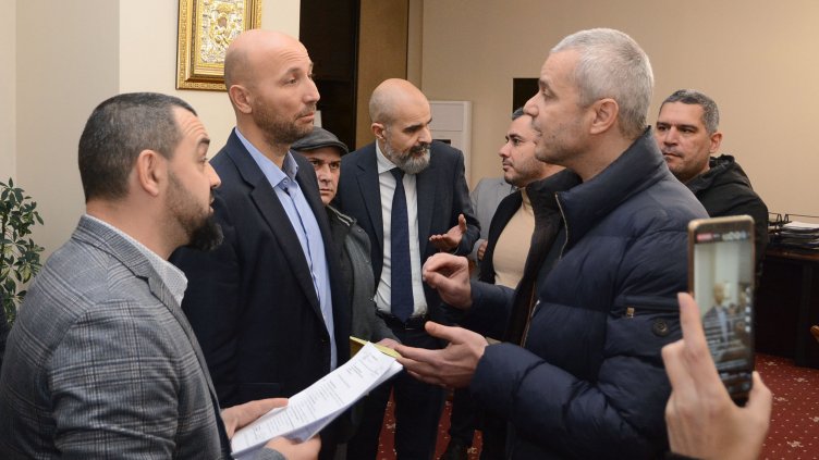 Екшън в сградата на община Варна! Нахлуха депутати и съветници от „Възраждане“ (СНИМКИ)