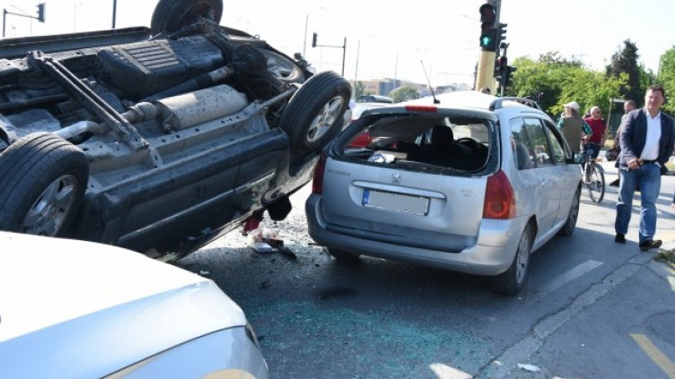 Кола се преобърна след катастрофа на варненски булевард