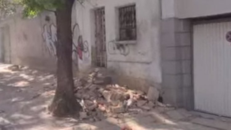 На косъм от трагедия: Рухна част от фасадата на къща във Варна