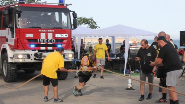 Най-силните мъже на Балканите теглиха 18-тонна пожарна в Царево