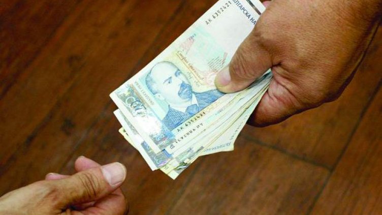 Задържаха инспектор в КЗП, взел подкуп от 300 лева чрез изнудване