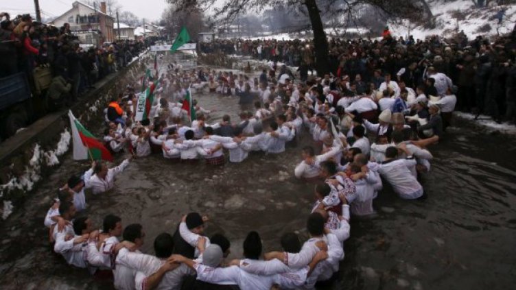 С тъпани и гайди калоферци поведоха мъжкото хоро