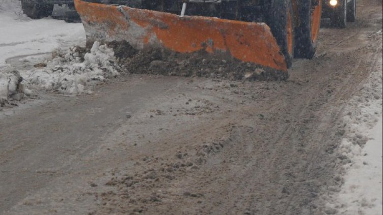 На Петрохан вали сняг, но проходът е проходим