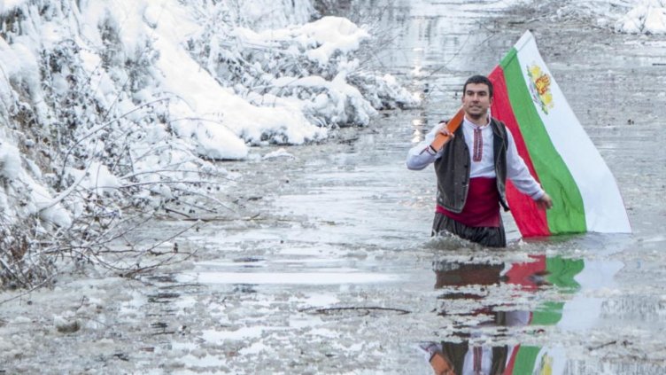 100-годишна традиция ли? Вирусът "потопи" мъжкото хоро на Богоявление