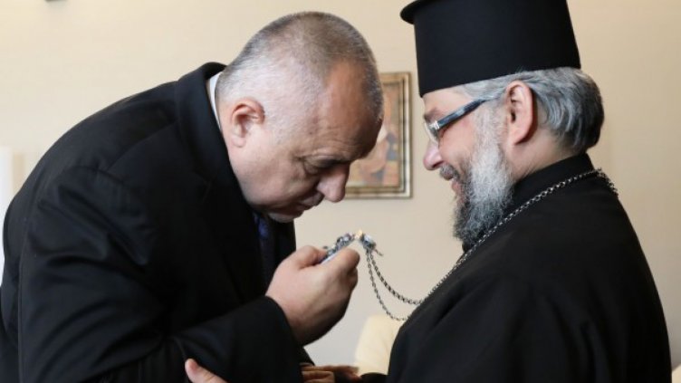 Митрополит Киприан носи багодатния огън, с него - македонски епископ 