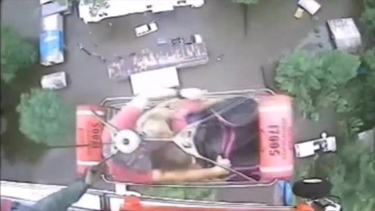 Хеликоптер спаси трима от удавяне (ВИДЕО)