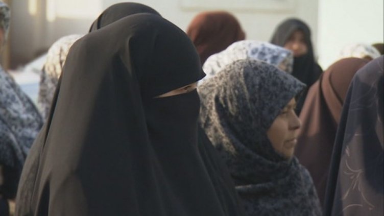 Политика и бурки: Имат ли място у нас?