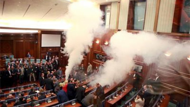 7 ранени при сблъсъци пред парламента в Косово