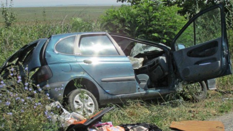 Мъж заби колата си в стълб и загина