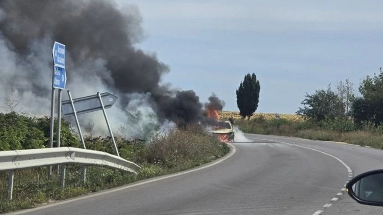 Кола се запали на пътя край Варна