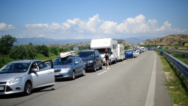 Румънци се редят на опашка на "Кулата"