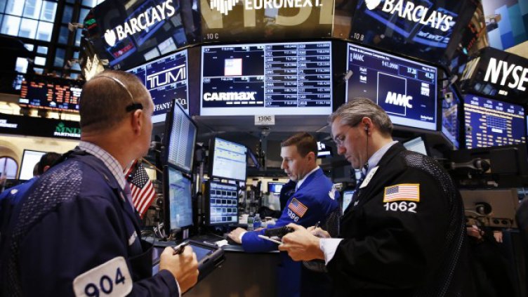 Ръст в петролните резерви в САЩ прати индексите на Wall Street надолу