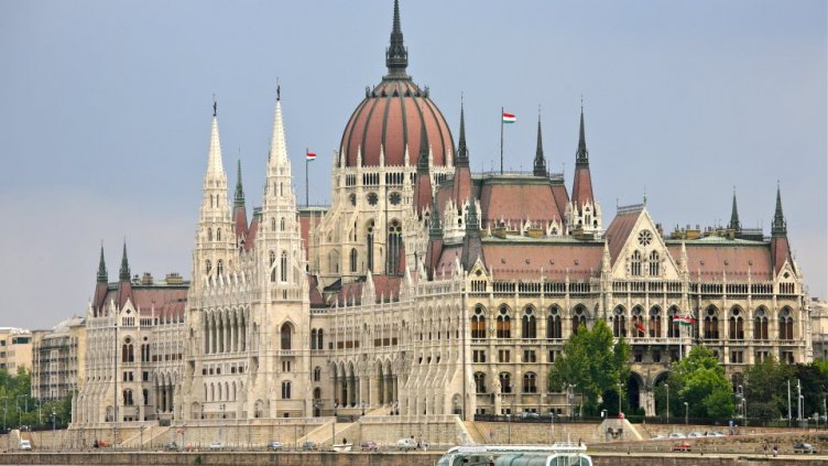 Унгария оспорва директивата за командированите работници в Съда на ЕС