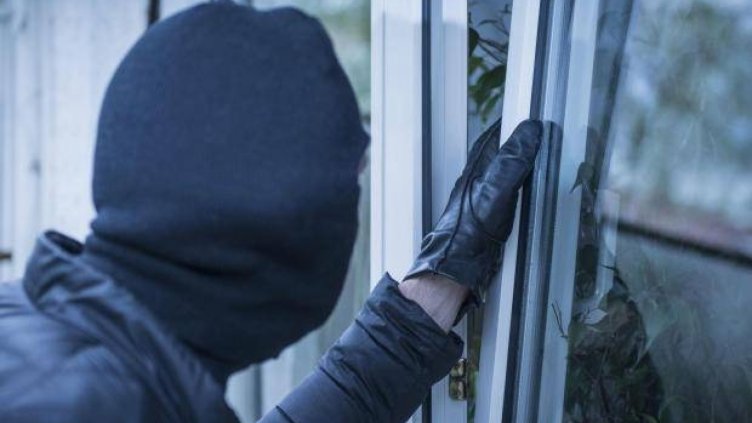 Крадец проникна в къща през незатворен прозорец