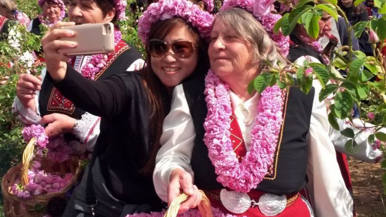 Туристи от цял свят посетиха Празника на розата