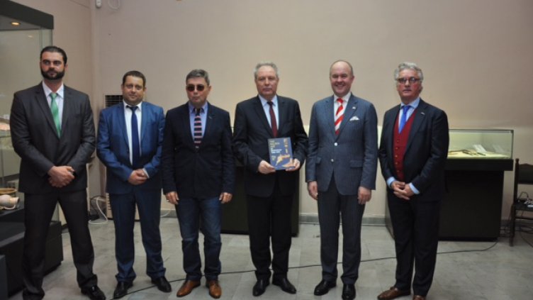 ЗАМЕСТНИК-КМЕТЪТ НА ВАРНА ПЕЙЧО ПЕЙЧЕВ (ЧЕТВЪРТИЯТ ОТ ЛЯВО НАДЯСНО) ПОЛУЧИ ИЗДАНИЕ, посветено на златния век на Дордрехт, от кмета на града Арно Брок (петия от ляво надясно). Снимка ПЛАМЕН ГУТИНОВ