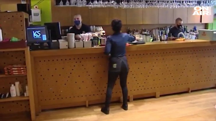 МЗ мисли "Делта" мерки: Ограничават ли баровете, спират ли банкетите?