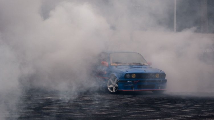 Глобиха с 3 000 лв. шофьор, дрифтирал на натоварено кръстовище в час пик