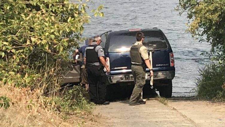 Глупостта е непобедима! Мъж потопи колата си в опит да напълни радиатора