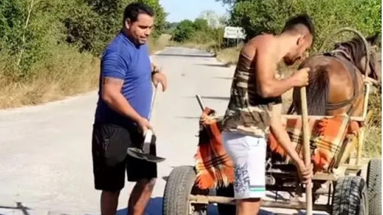 Пълнят дупките край варненско село с каручка и лопати (ВИДЕО)