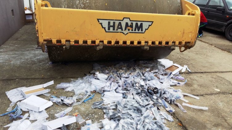 Хиляди фалшиви часовници и играчки унищожени от митниците