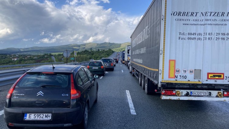 Тапи и тежък трафик по пътя на софиянци към морето