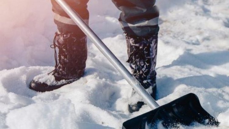 Жълт и червен код за студ, а ти си навън и работиш. Къде е работодателят?