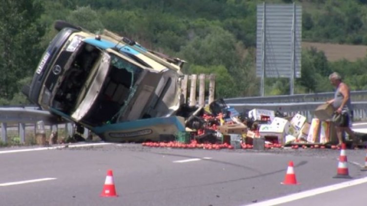 Камион спука гума, разпиля дини и домати на магистрала "Струма"