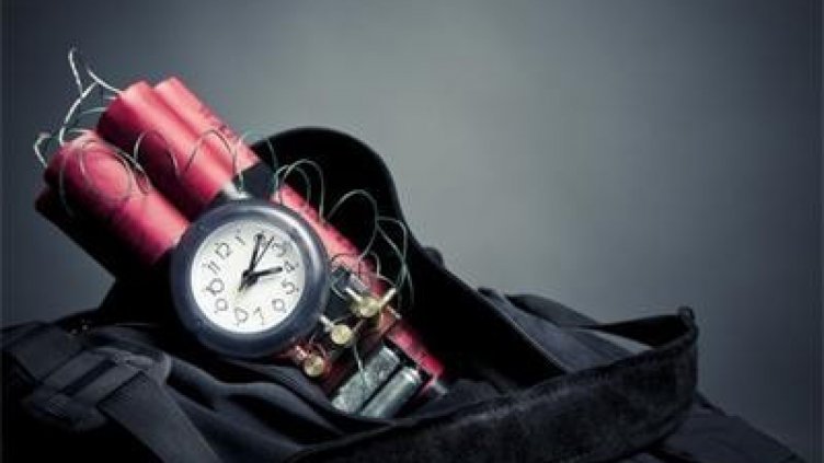 Трима души пострадаха при бомбен атентат в Сърбия