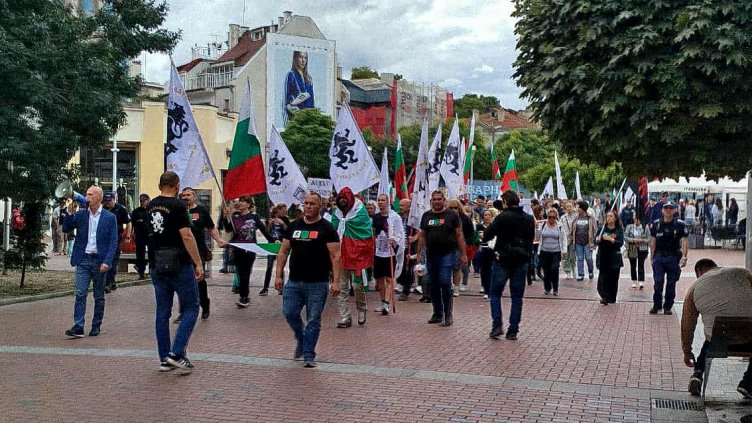 Протест на "Възраждане" против еврото във Варна