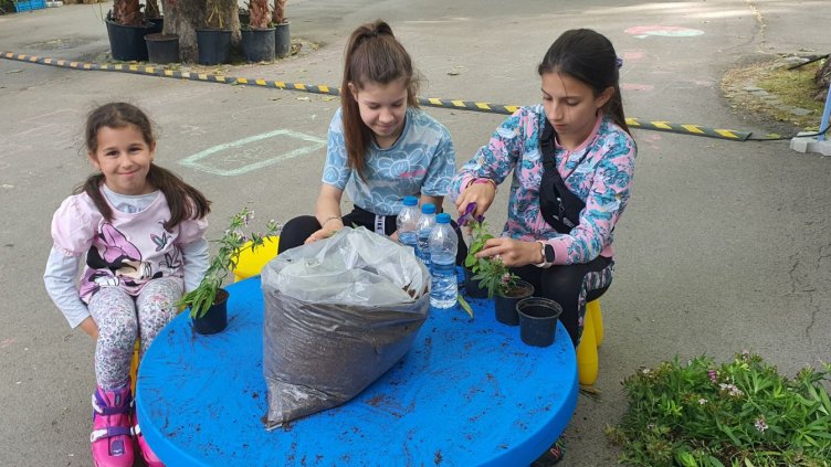 Варненски деца засадиха над 600 цветя за 24 май
