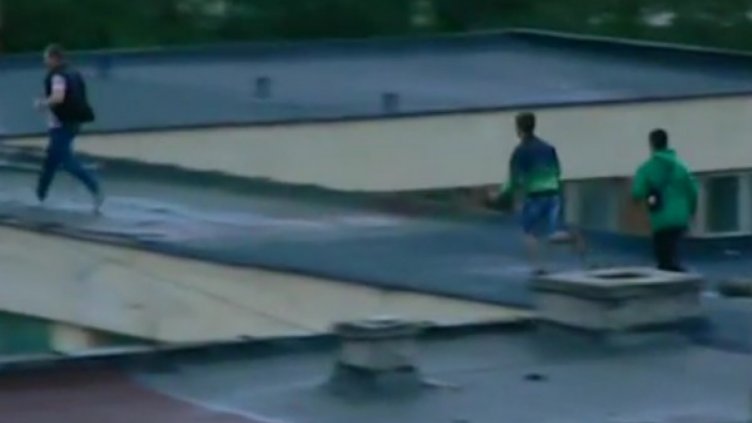 Опасна мода: Тийнейджъри се гонят по покривите