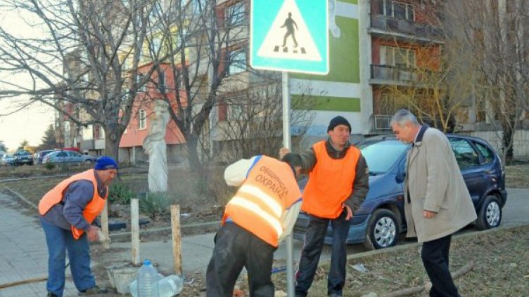 Кметът на Айдемир сам измайстори пътни знаци  
