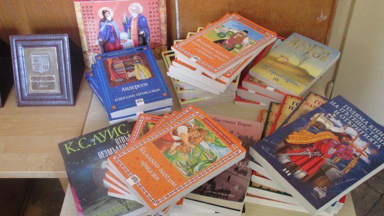 Варненският евродепутат Емил Радев дари книги на библиотека в Белослав
