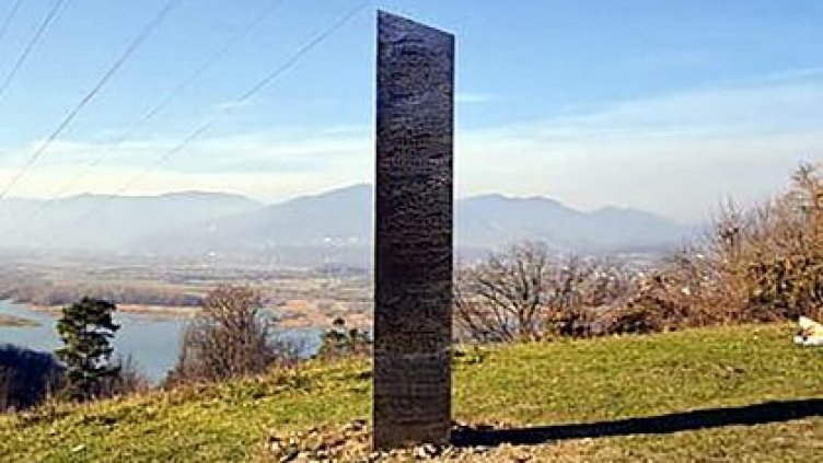 Мистериозният монолит пак се появи. Този път в Торонто