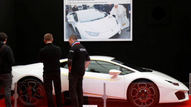 Ламборгини, подарено на папата, продадено за €715 000