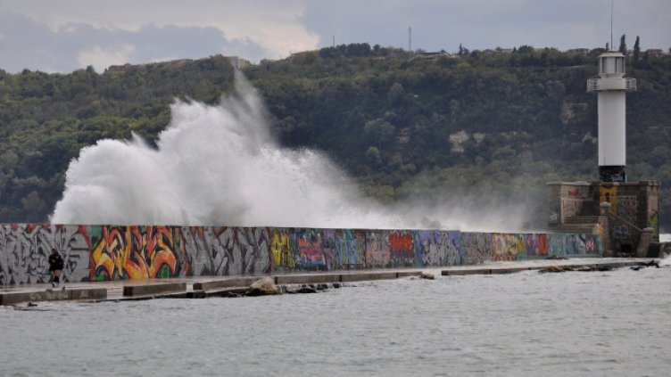 Ясно и ветровито днес по Черноморието