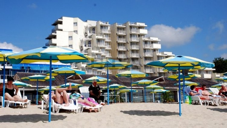 При 30% затворени хотели у нас – бой за плажа. Хора спят по шезлонги!