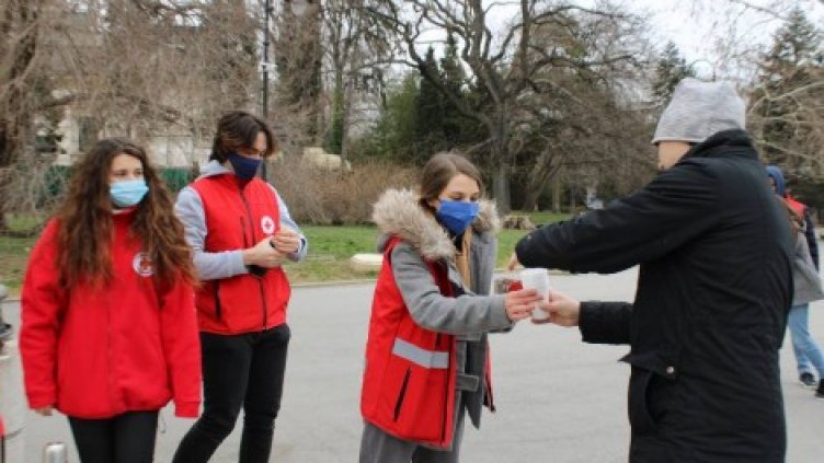 Младежи раздаваха чай и валентинки във Варна