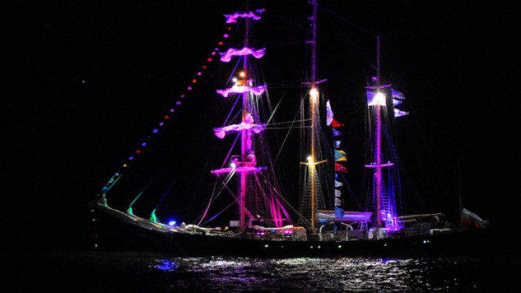 Яхти дефилират по пълнолуние пред погледа на варненци