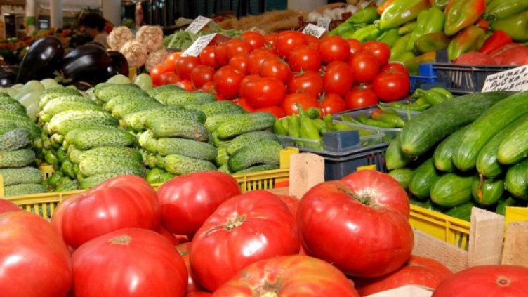 Храним с био западняците, а пък ние ядем – "пластмасите"