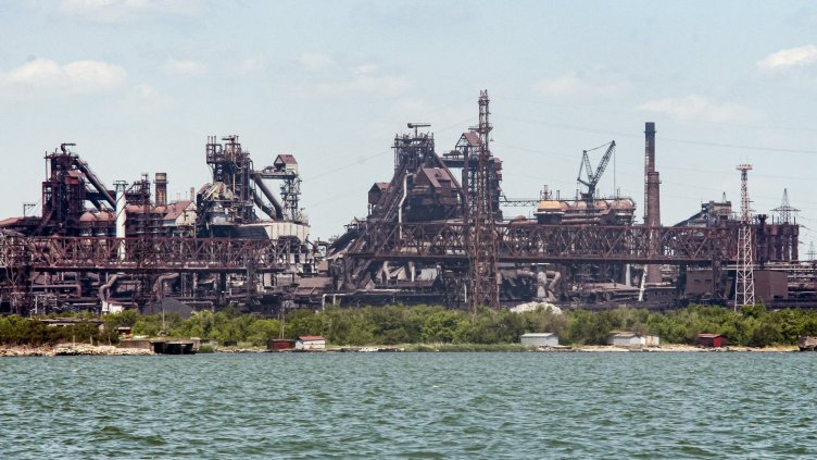 Отложиха отплаването на първия кораб от Мариупол, "Царевна" също стои в пристанището