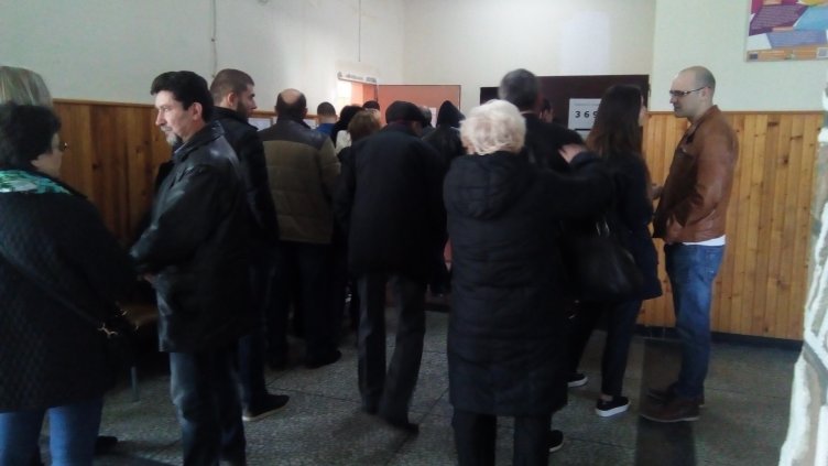 Опашки се извиха пред избирателни секции в Аспарухово