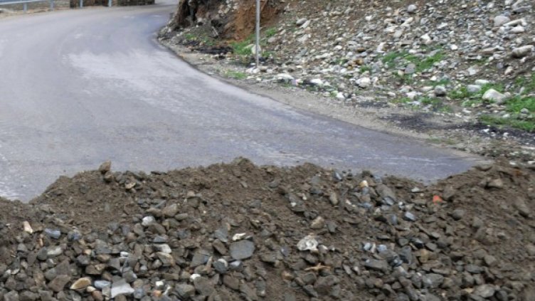 Разчистиха Прохода на Републиката от паднали скали