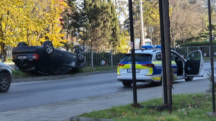 Кола се обърна по таван след катастрофа в "Аспарухово"