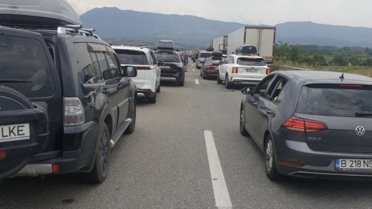 Огромни задръствания по границите на България