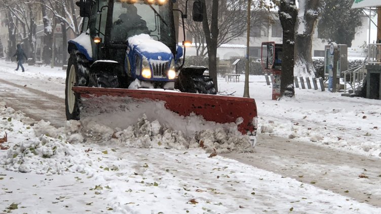 Мъж от Добрич почисти с багера си снега в неговия район