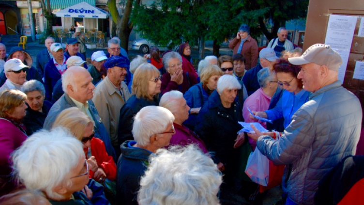 Пенсионери на опашки за карти за градския транспорт