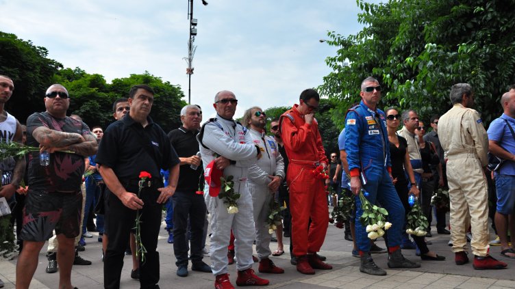 Хиляди си вземат последно сбогом с Тодор Славов (СНИМКИ)