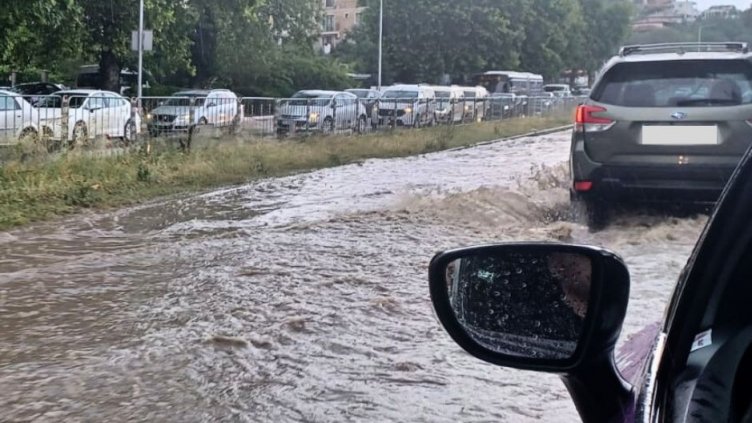 Дъждът отново потопи Варна (СНИМКИ+ВИДЕО)